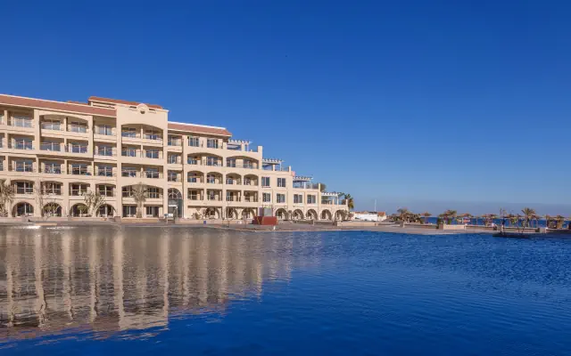 Pickalbatros White Beach Resort
