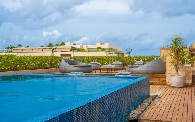 The Yucatan Resort, Tapestry Collection by Hiltonex. Live Aqua Boutique Resort)