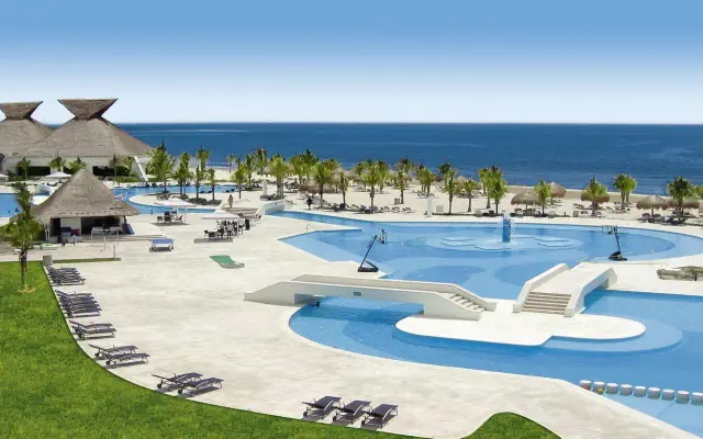 BlueBay Grand Esmeralda