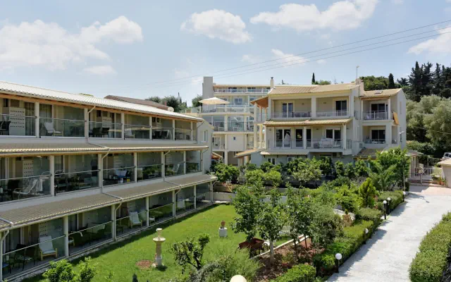 Palapart Gikas Studios & Suites