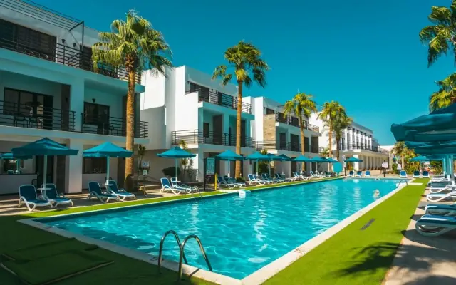  La Rosa Waves Resort 