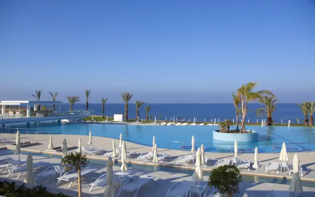  King Evelthon Beach Hotel and Resort 